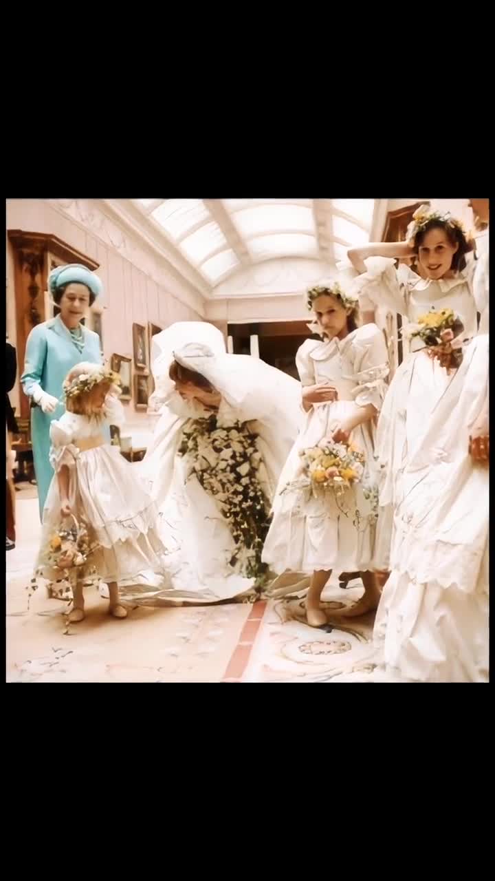 1981年,戴安娜王妃在婚礼之前与一名花童对视.