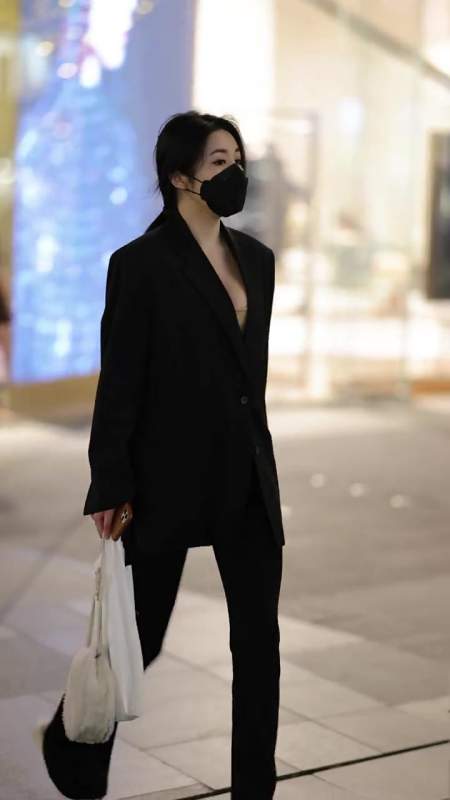 两位纯黑色系穿搭的小姐姐会擦出火花吗?-度小视