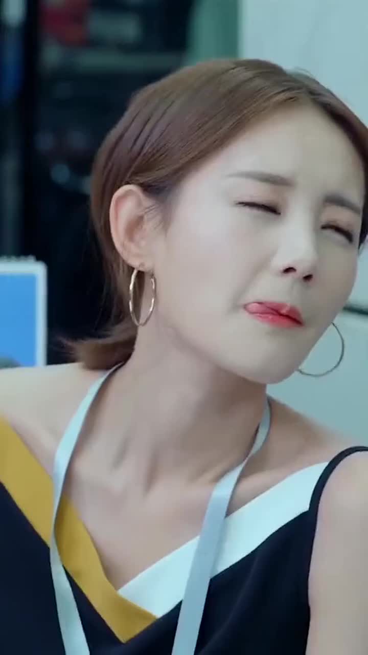 李一桐吐舌头的表情好可爱笑起来真的很甜美