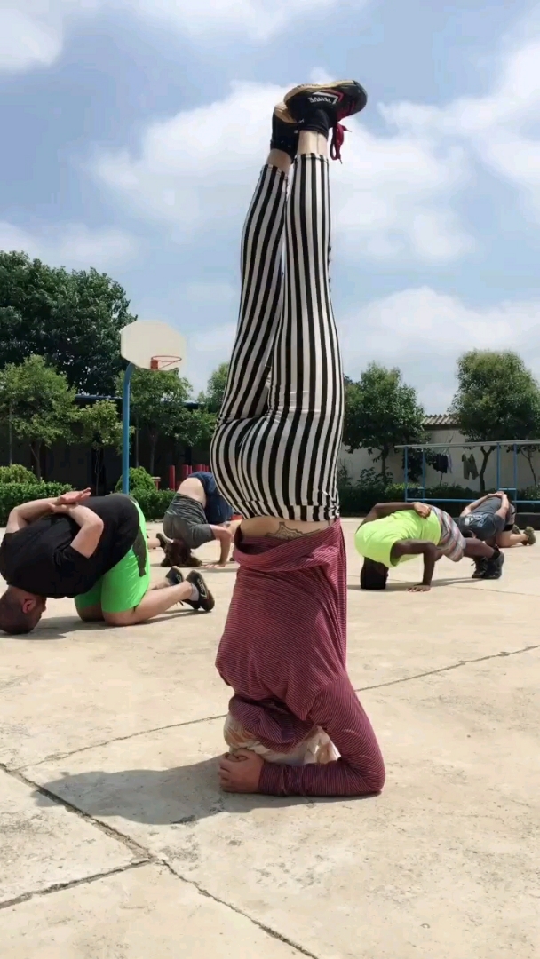 外国弟子头顶地