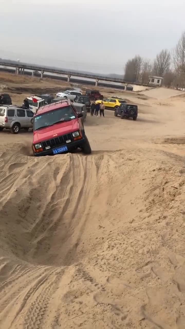 吉普大切诺基挑战沙地交叉轴,女司机车技好,来回转向灵巧脱困!