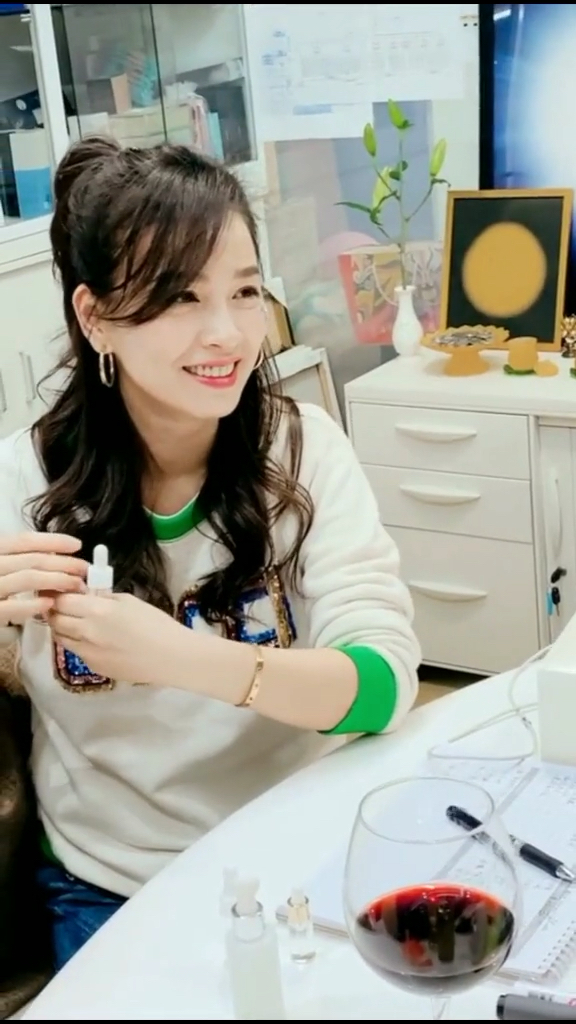 张庭#50岁的张庭,无美颜无滤镜,自律的女人都带光芒,把年龄或成首字