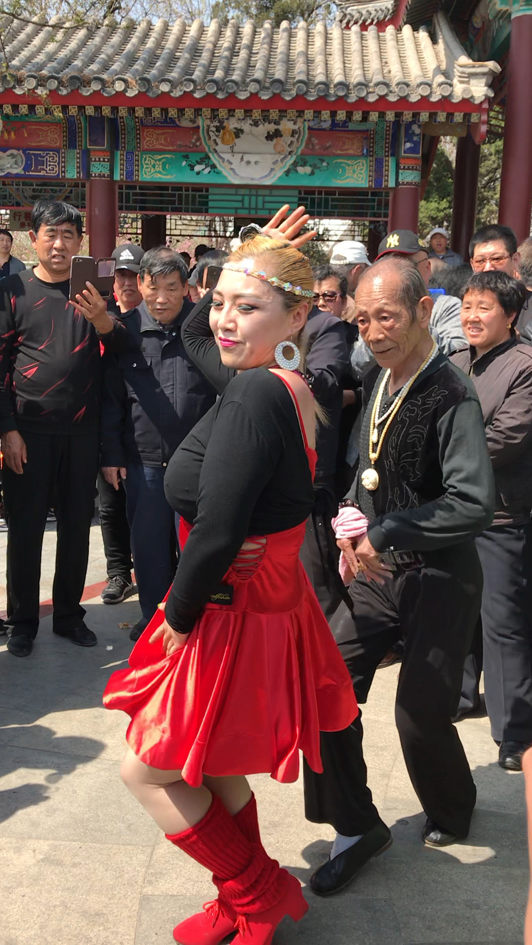 80岁网红张大爷和美女共舞