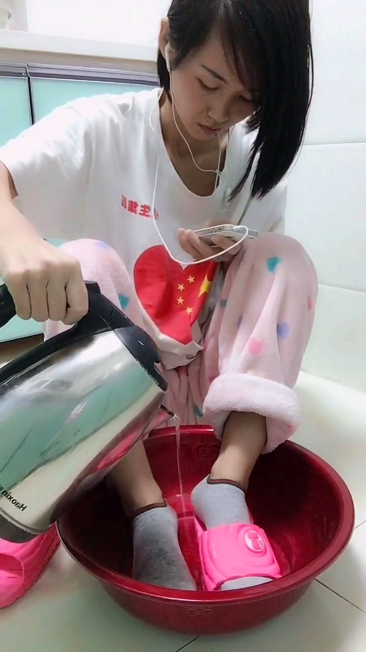 太入迷了 穿袜子洗脚 还能