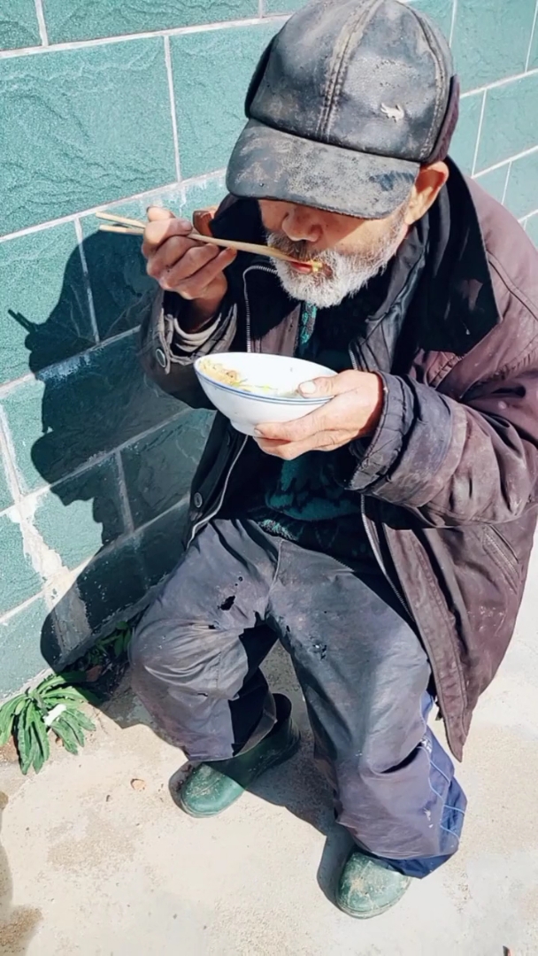 无儿无女的老人真是可怜,这么冷的天 吃不饱,穿不暖
