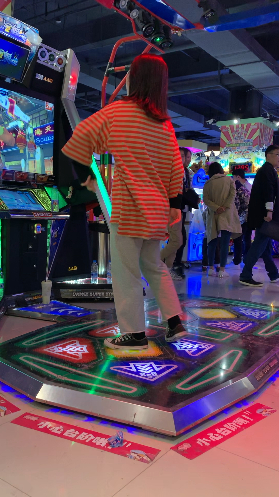 【小姐姐】拿出跳街舞的姿势玩跳舞机 扬州e舞成名跳舞机玩家游戏视频