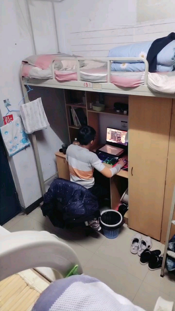 半夜1点还在宿舍打游戏的室友.