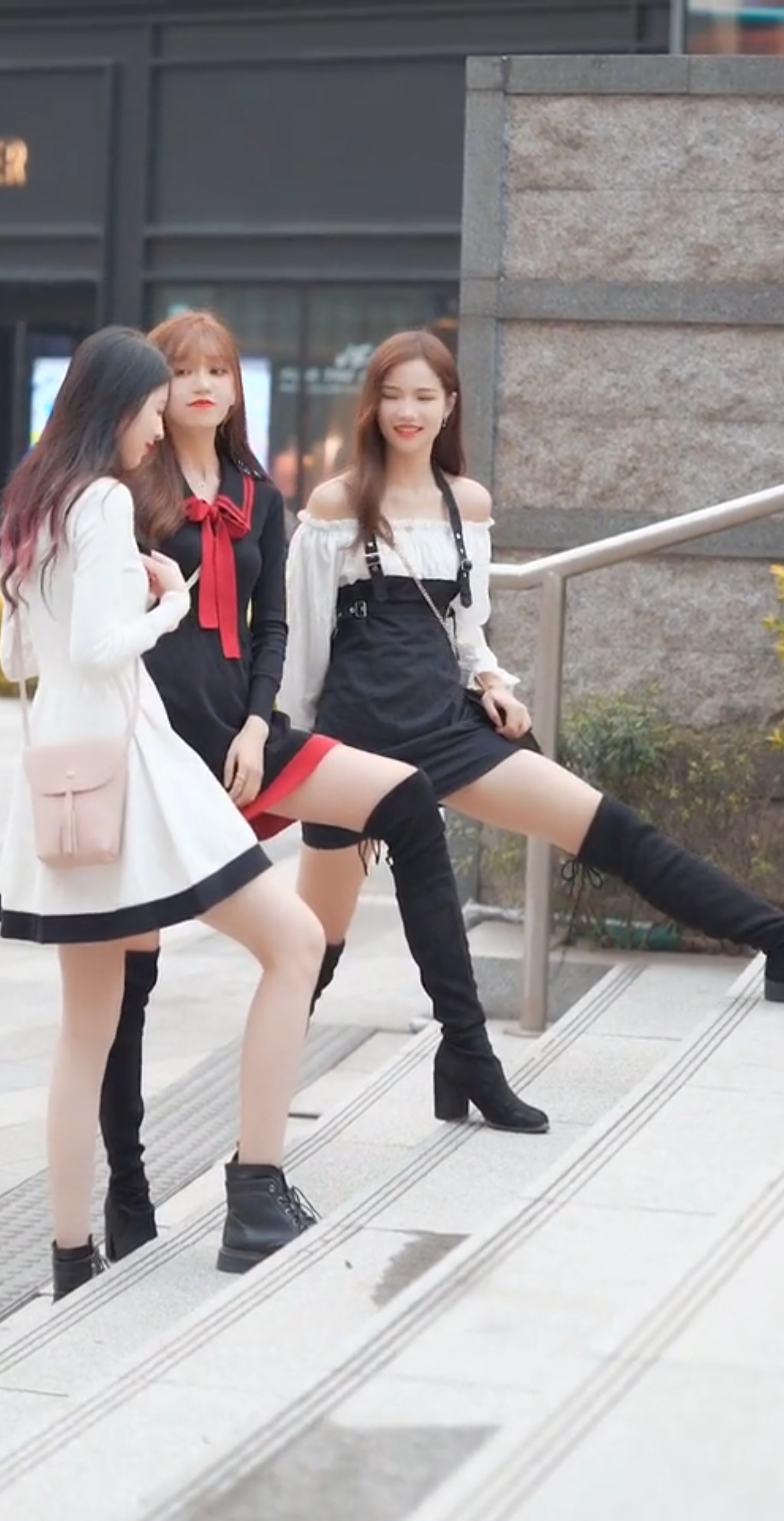 腿长了不起#都是极品美腿,你更喜欢那一双呢?