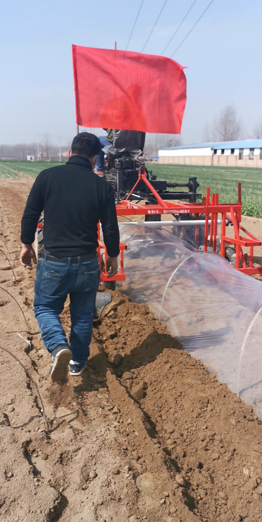 拱棚盖膜机#拱棚盖膜机,一天五十亩,效果又快又好