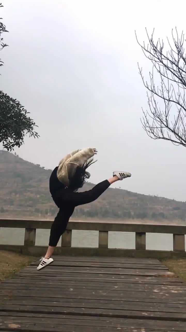 滨江路上,偶遇倒踢小姐姐,这姿势可不是一般人能做到的