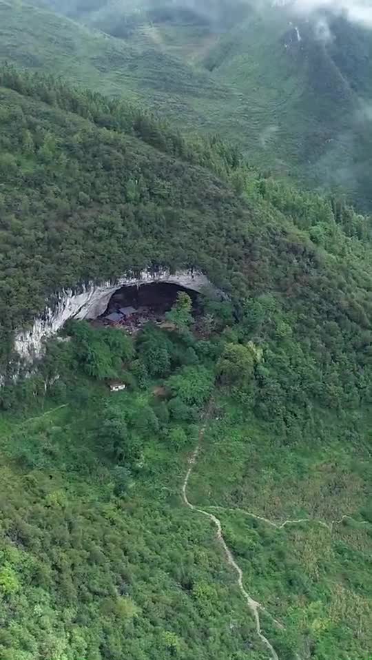 贵州发现一个天然山洞,洞中住有70多人,还有鸡牛羊,与