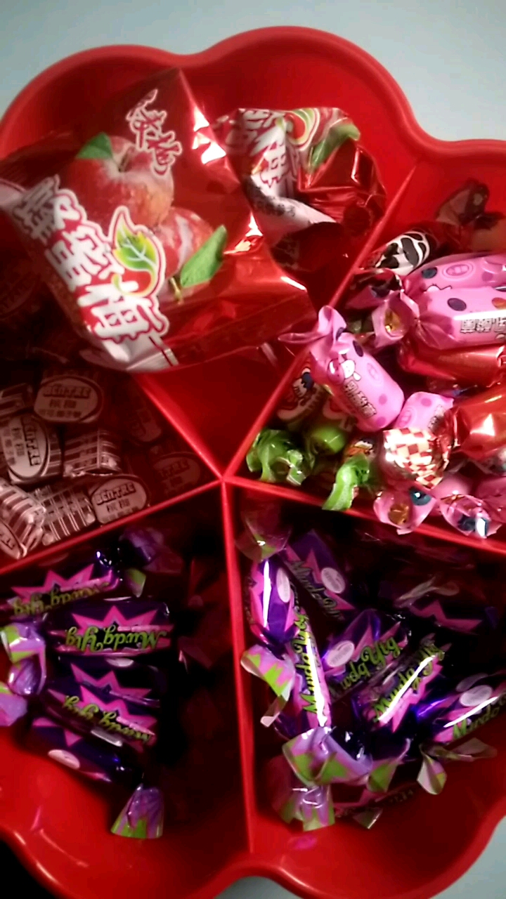 大年初一  果盘里摆上这四种糖果 奶糖 椰子糖 话梅糖  紫皮糖  来年