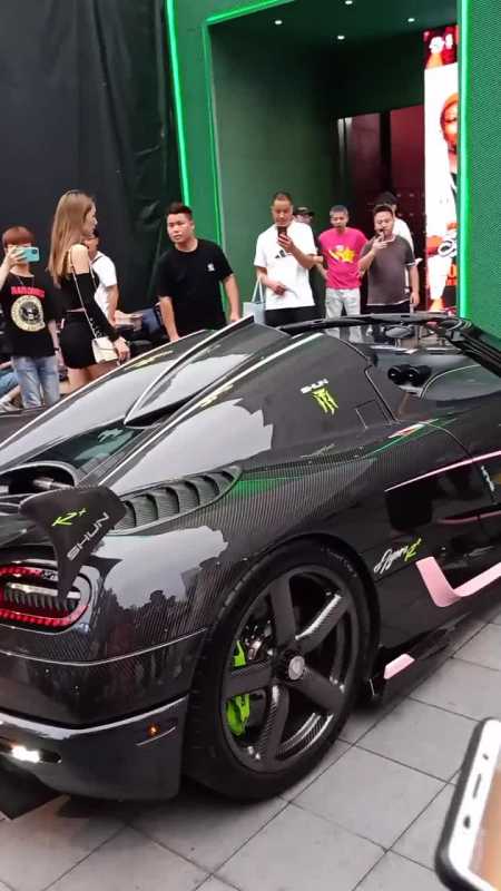 9米车模小姐姐,旁边1.7米小助理生气了,小姐姐生气也哪么可爱