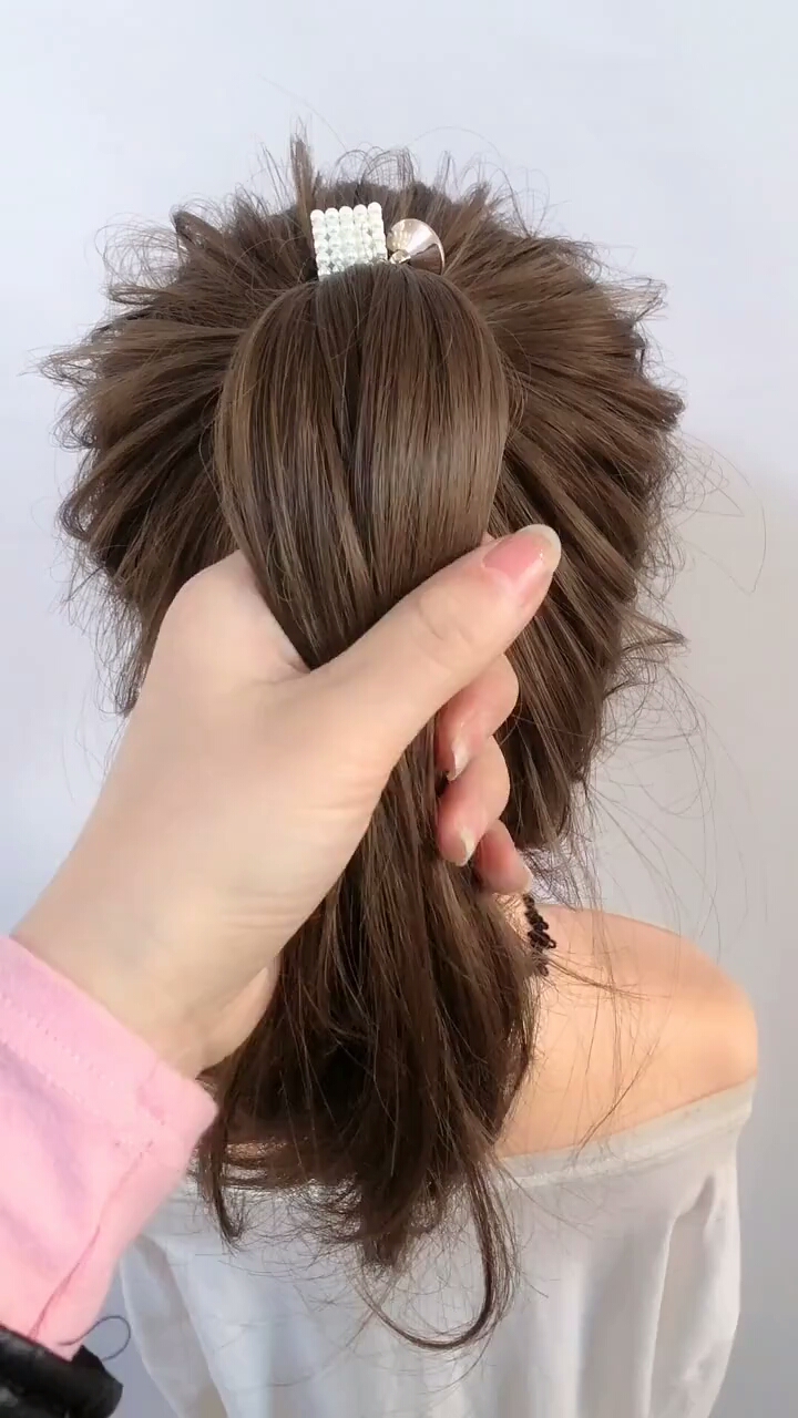 郊游踏青#冬天穿高领毛衣,头发这样扎,显高又显瘦!