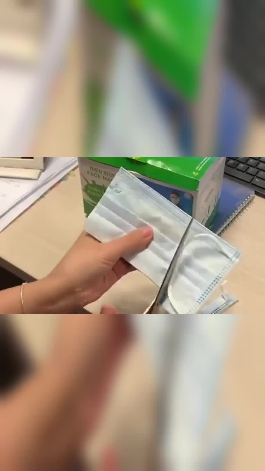 让你们看看真正的医用口罩有几层,剪开后才知道,也算是长见识了!