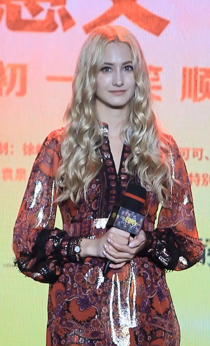 小姐姐#欧丽娅 在《囧妈》中出口成语不断,这个洋妞不简单啊,既漂亮