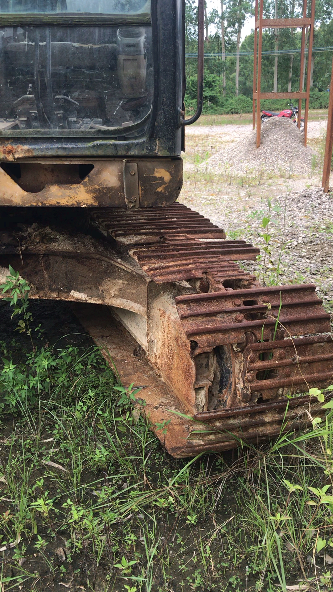 这台挖机轮子也烂了