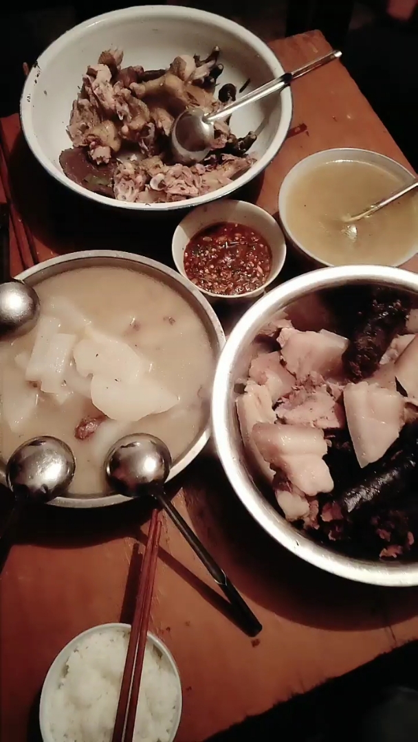 好客彝族人家,大碗喝酒,大口吃肉