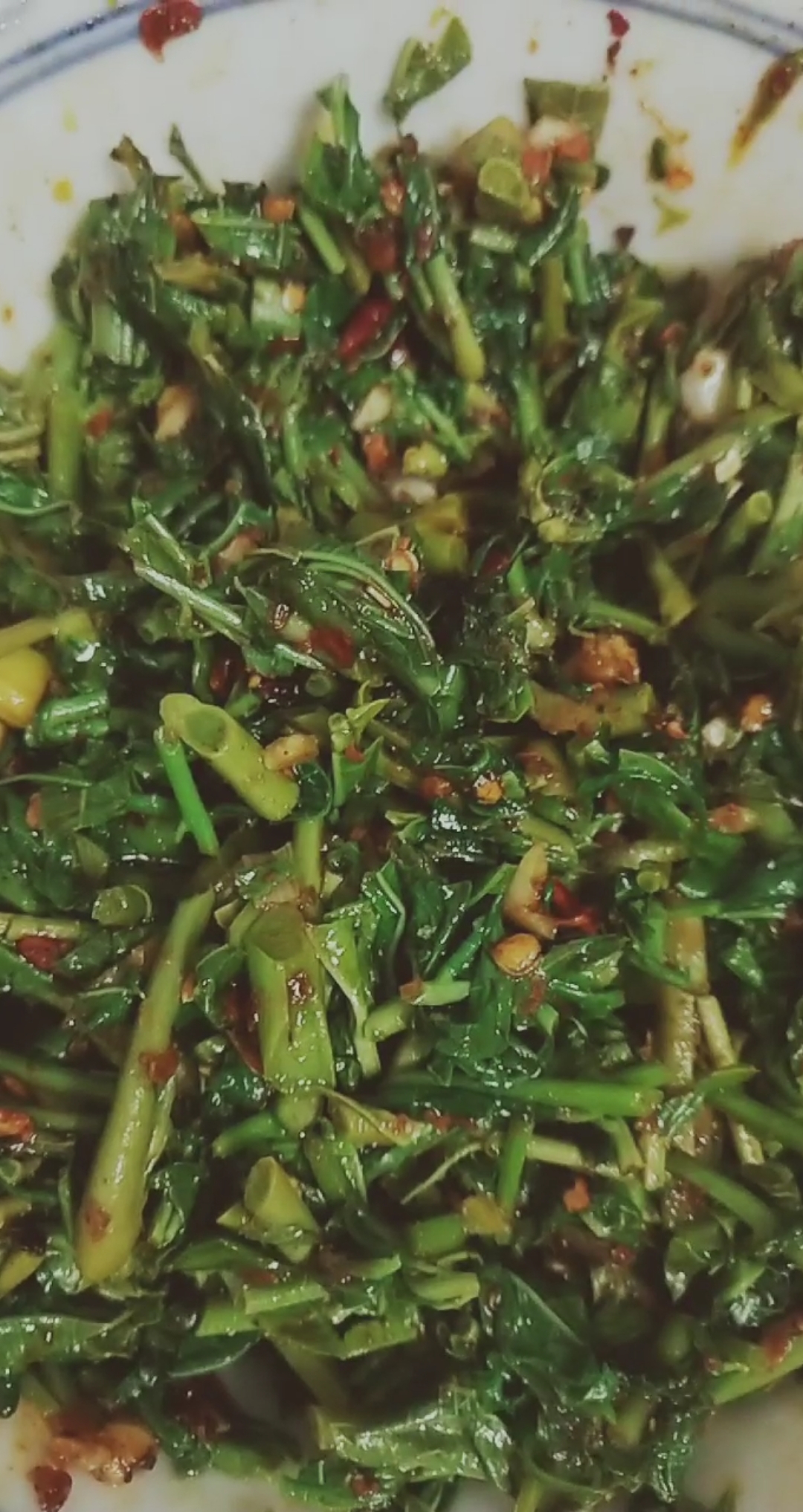 乡村生活#今天婆婆给我们送了些香椿,拌了辣椒面,很香哦!