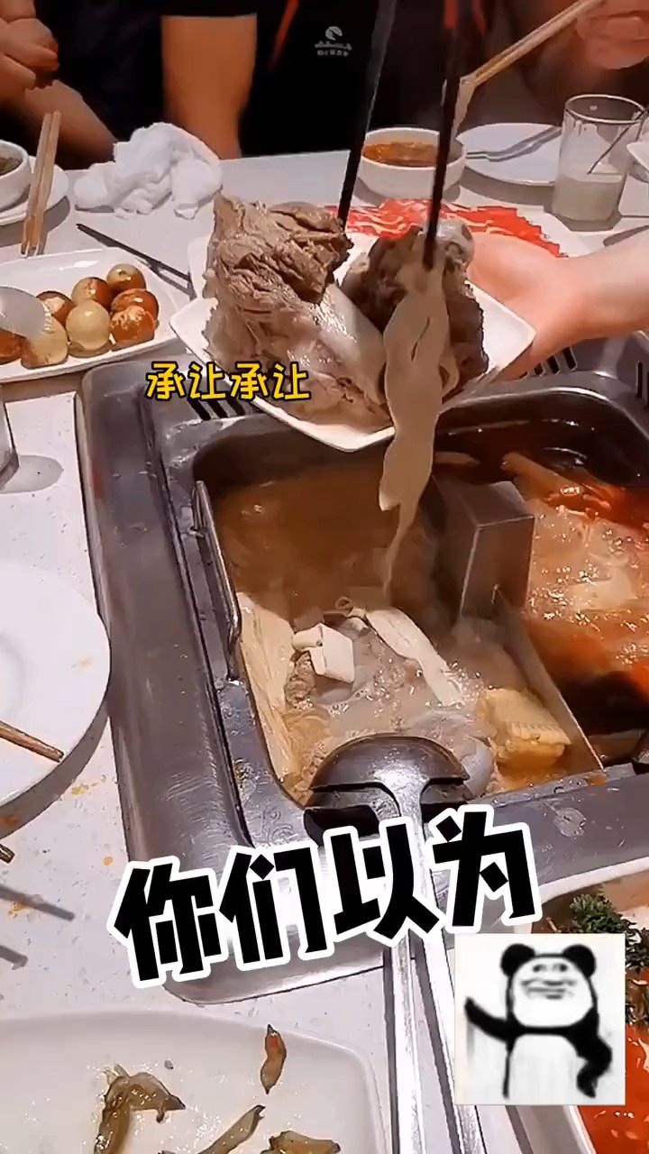 搞笑視頻#以前愛吃牛肉火鍋,但是自從養了小金毛,我就覺得大骨最香