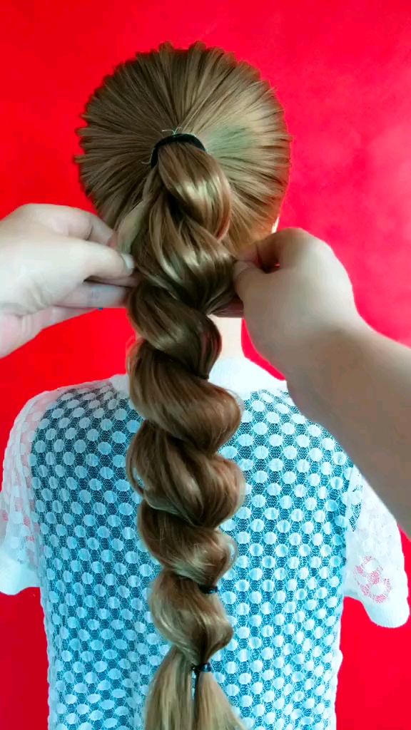 蓬松螺旋高马尾