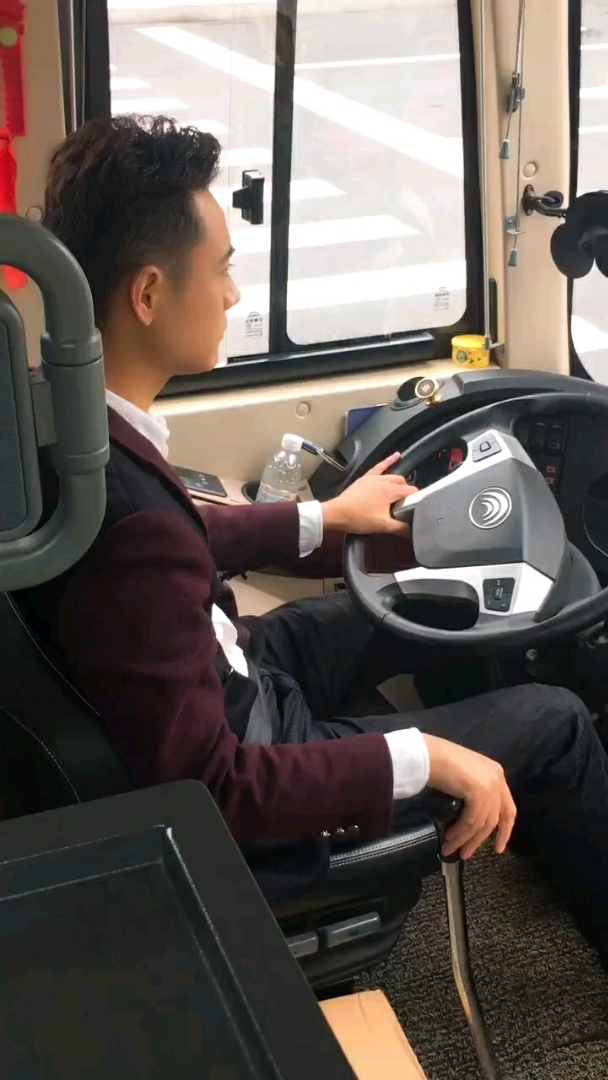 因为今天开大客车的是这位小哥哥,我都不晕车了