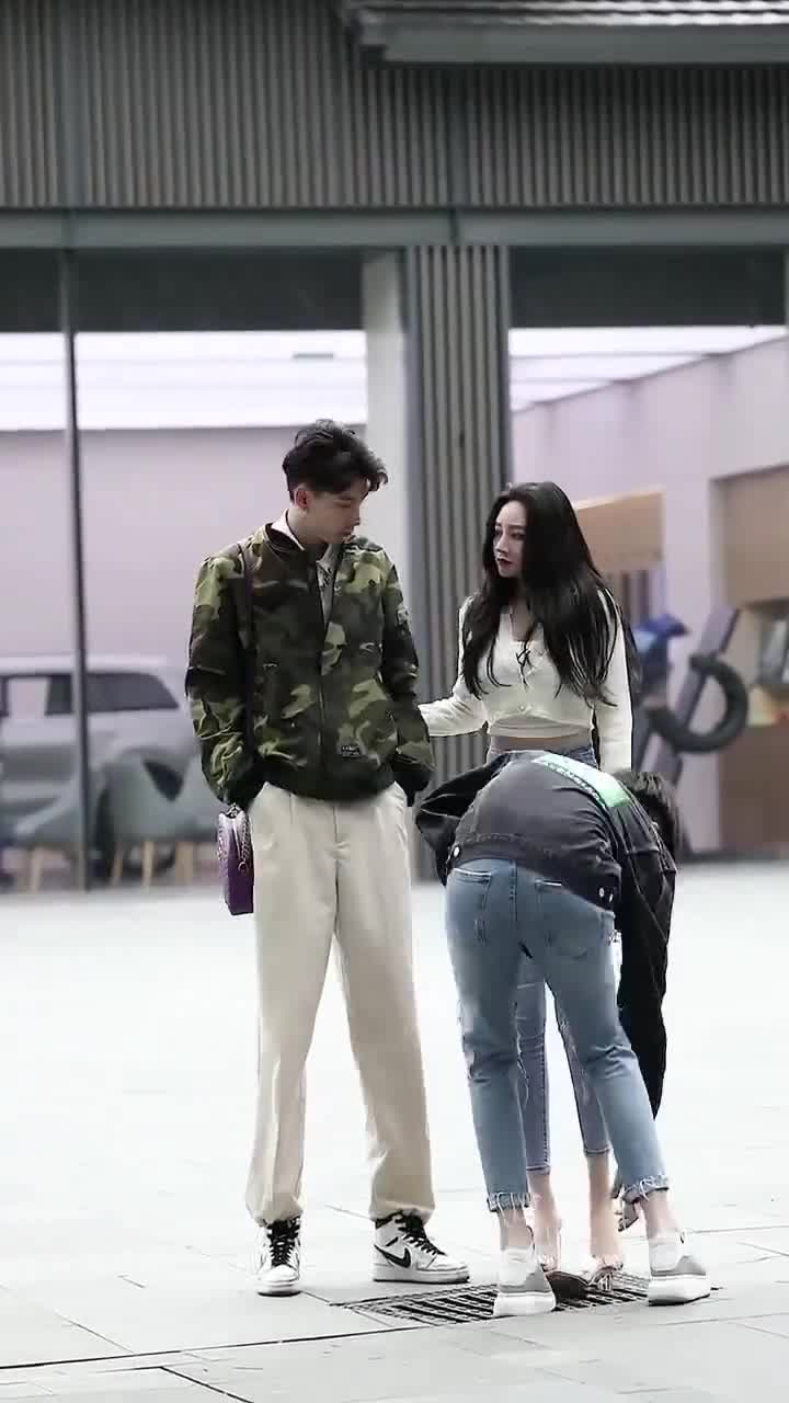 男朋友的一个反应,让小姐姐当着他的面劈腿兄弟,太狠了!