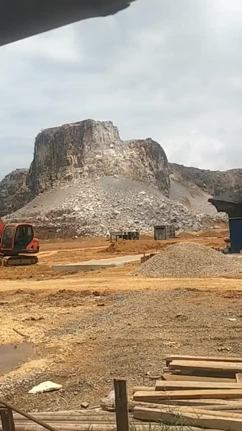 用炸药炸开山上的石头,还没旁边小狗的胆子大,也是没谁了