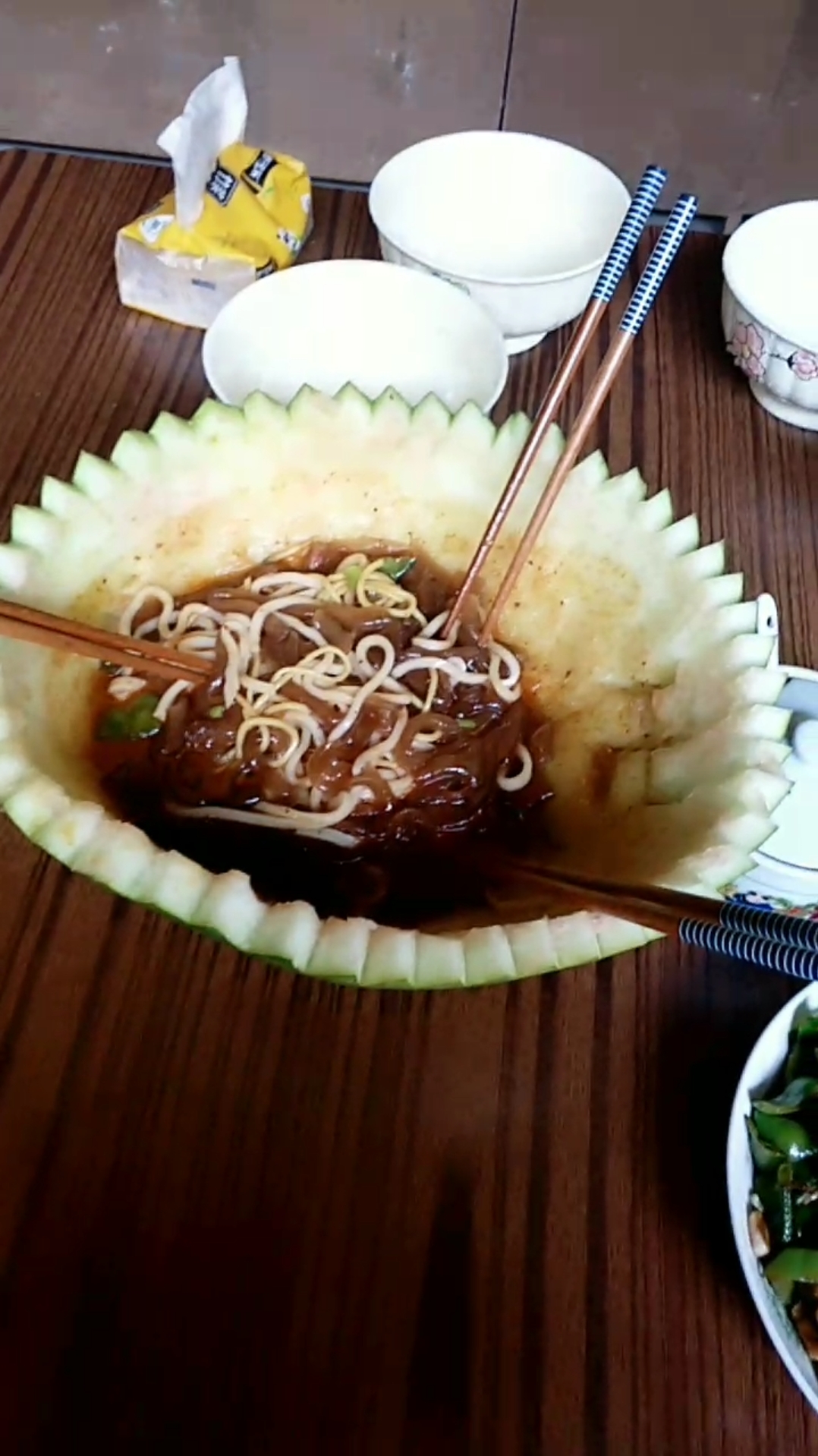 没有盘子西瓜瓢上!