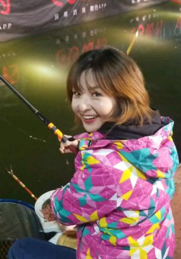 四海钓鱼美女主持人飞磕鲫鱼