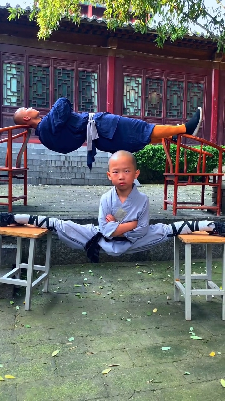 少林功夫#少林铁板桥,小徒弟终有一天会像师傅一样优秀