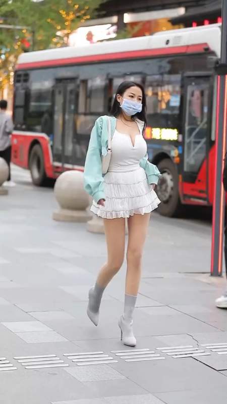 什么时候你也能遇见那个ta吃糖吐泡泡 蜀都街拍-全民小视频