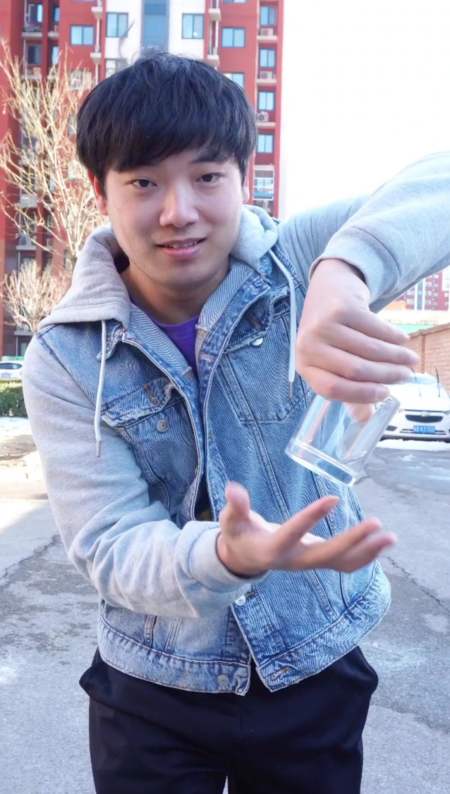 魔术师何镖#神奇魔术技巧,硬币隔空穿进杯子!