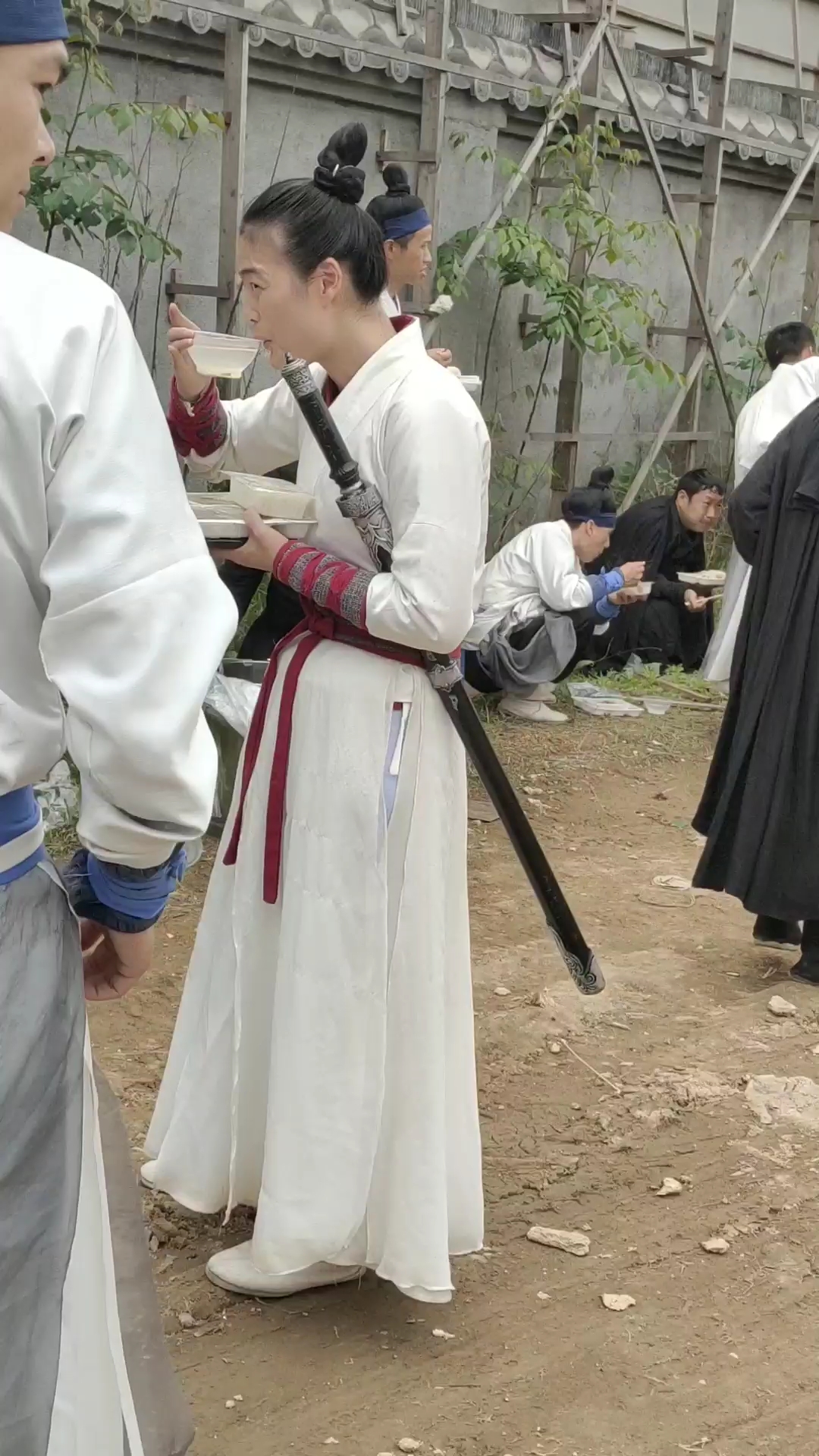 峨眉派女弟子在喝汤!