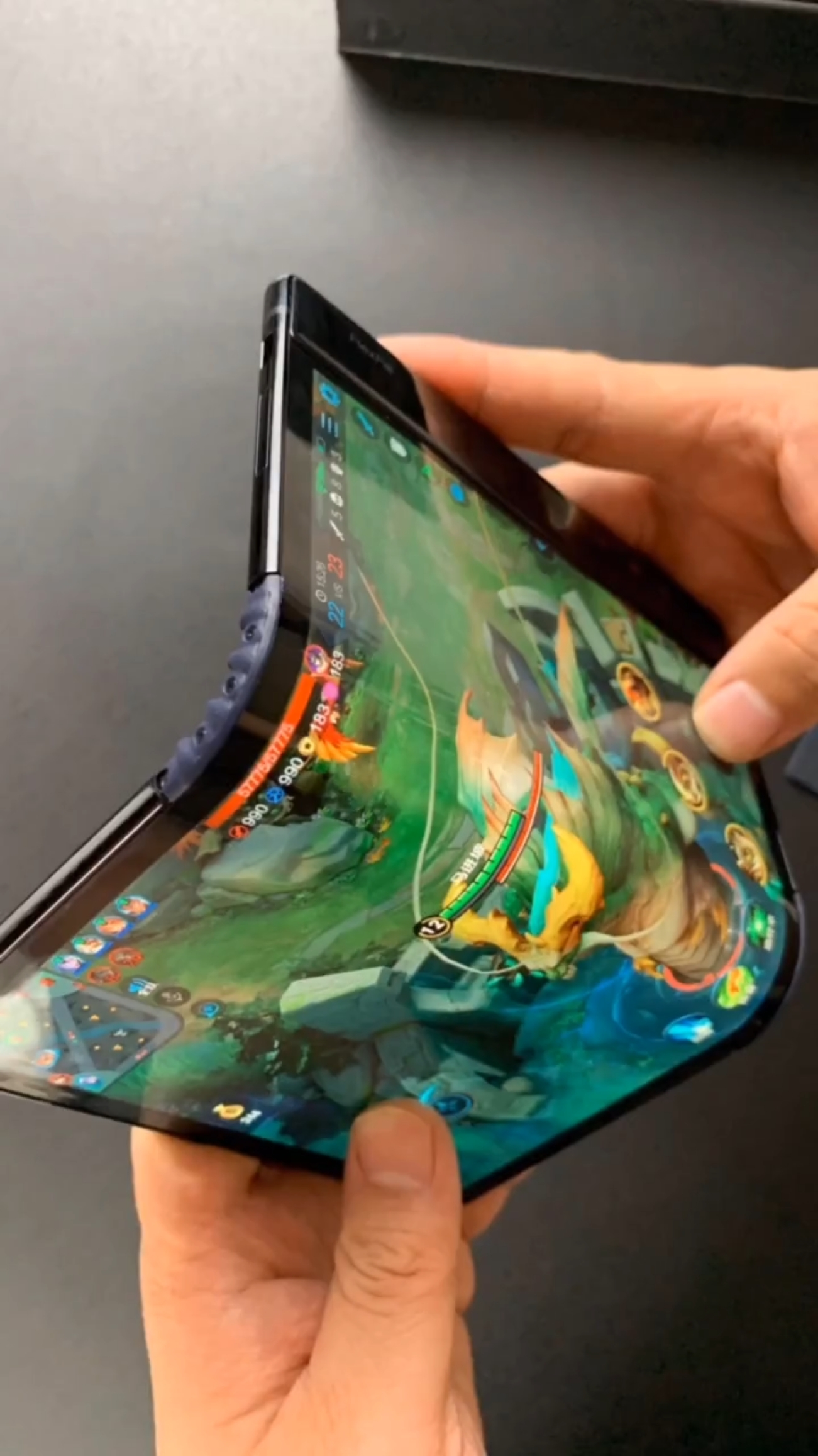 最新款柔性屏手机上市了