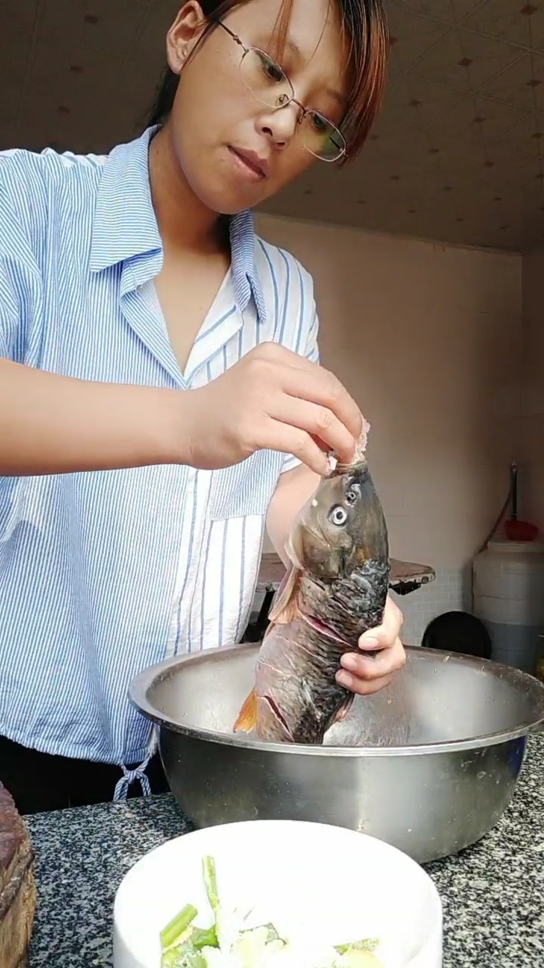 婆婆说要想鱼做的好吃,作料先得让鱼吃全喽!