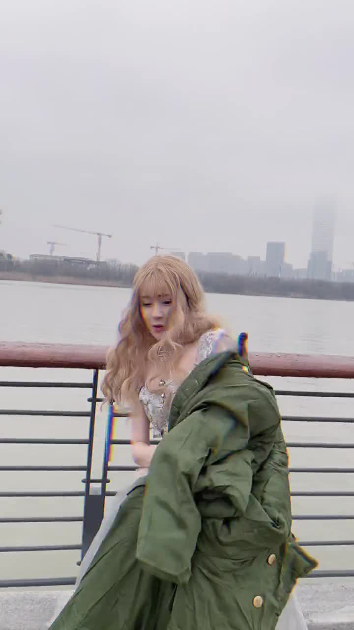 lolita假装自己一点也不冷.