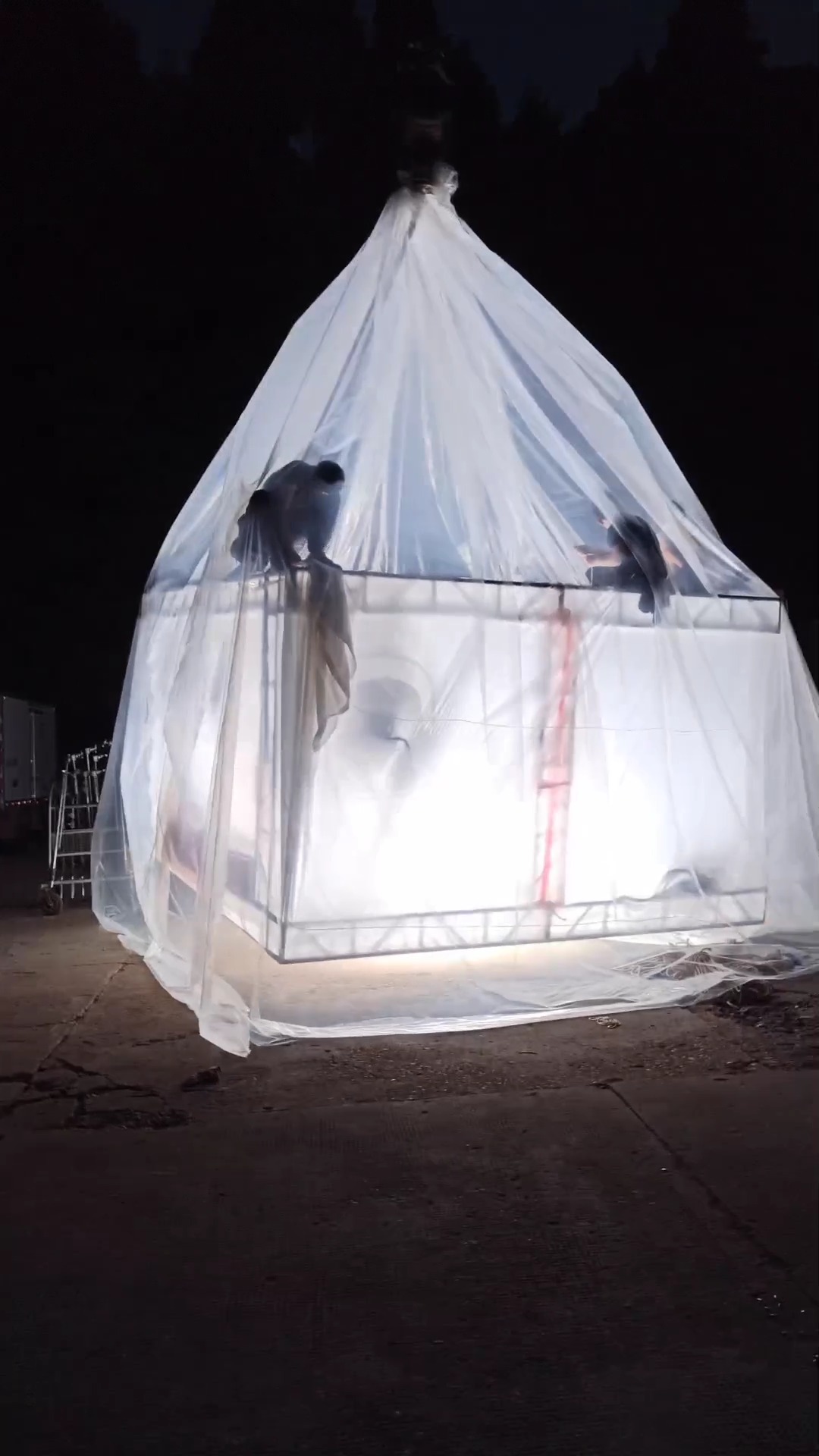 剧里面晚上的戏是怎么拍的吗,今天带大家体验一下剧组拍摄的灯-度小视