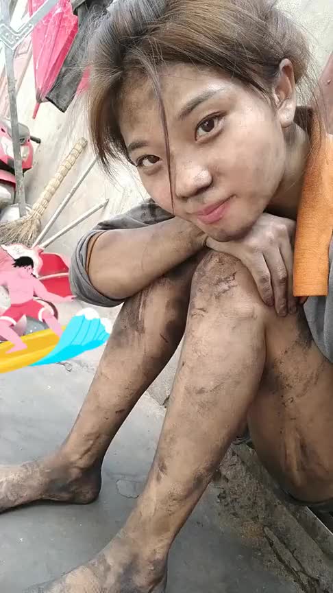 脏兮兮的漂亮女工人,干最脏的活赚最干净的钱,值得尊敬!