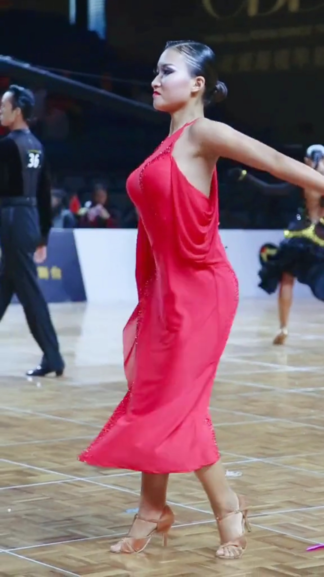 拉丁舞#妖娆动感的拉丁舞,看专业舞者表演是一种享受,活力四射,陈满