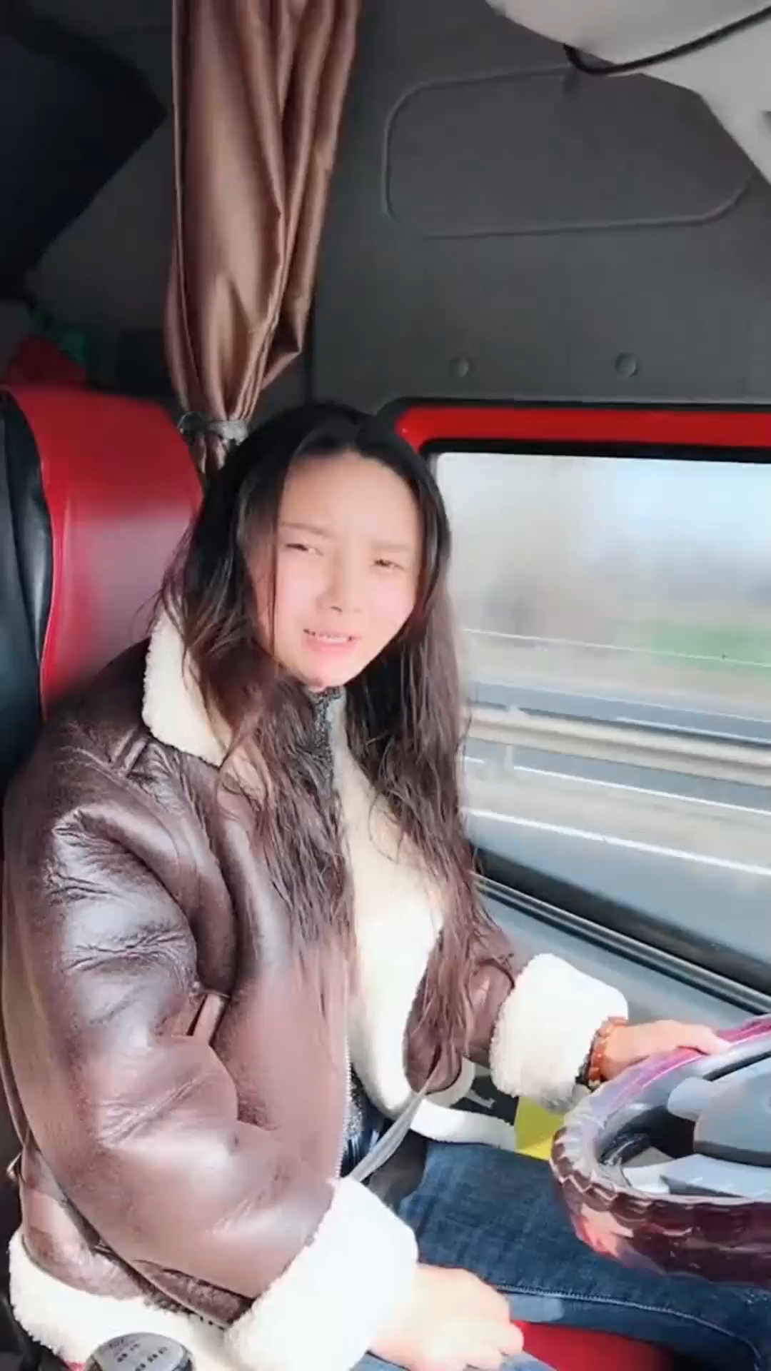 明星娱乐#这个大货车女司机火了,被谁说丑女司机语气中带着不愉快