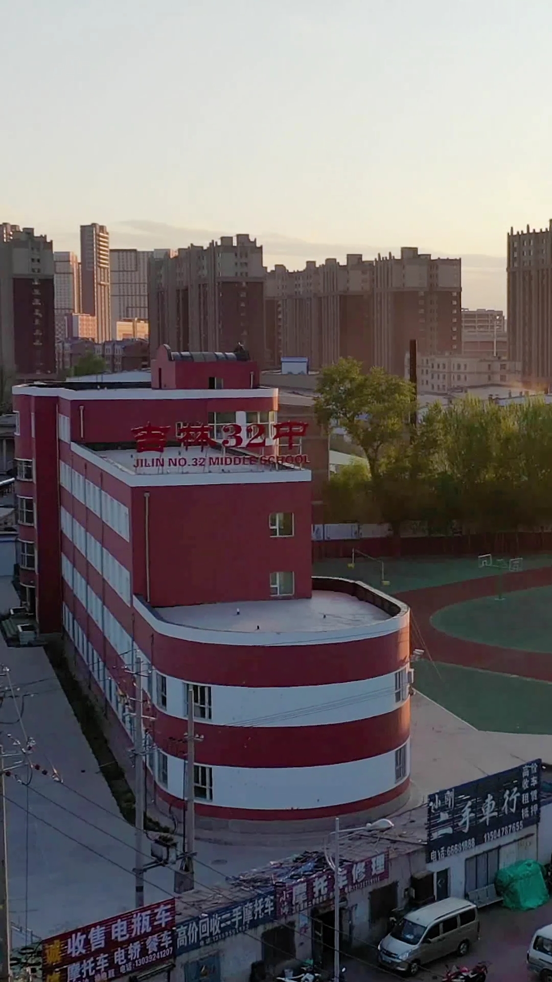 吉林市三十二中位于吉林市昌邑区哈达大街16号这是一所初中学校