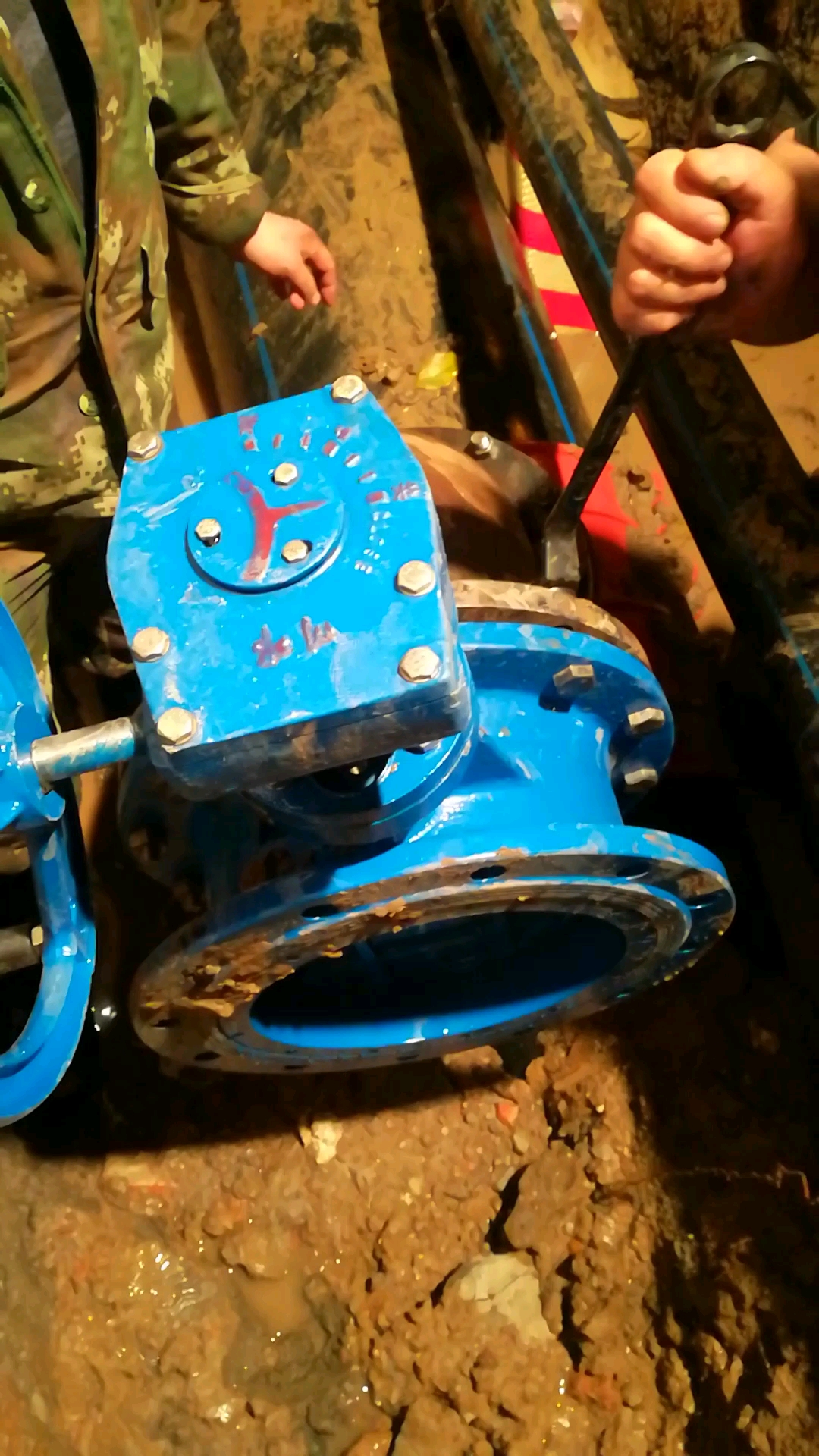 供水管道开三通装闸阀