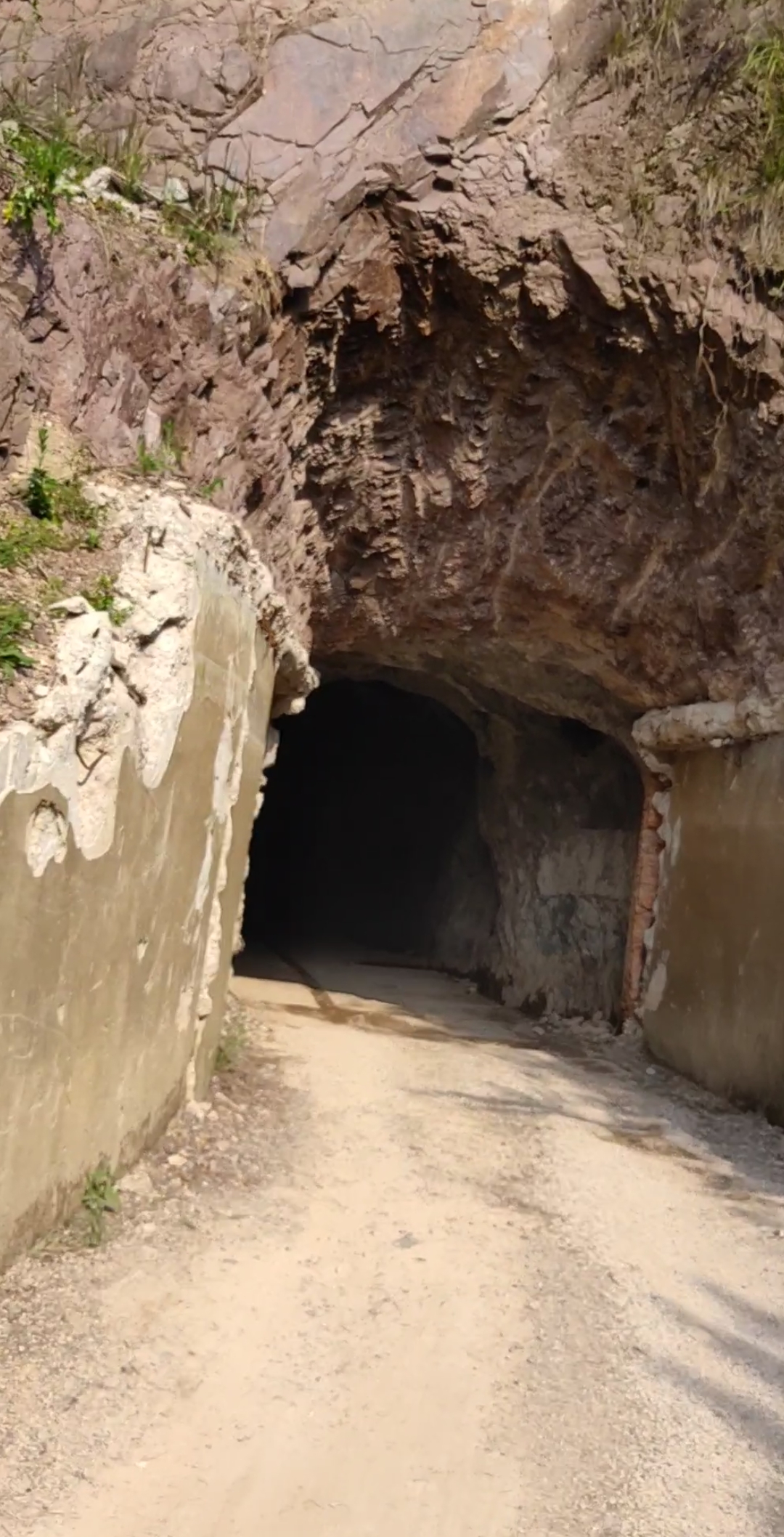 古代隧道,刚好只能过一辆车,每次过这里都有点怕,你怕不怕?