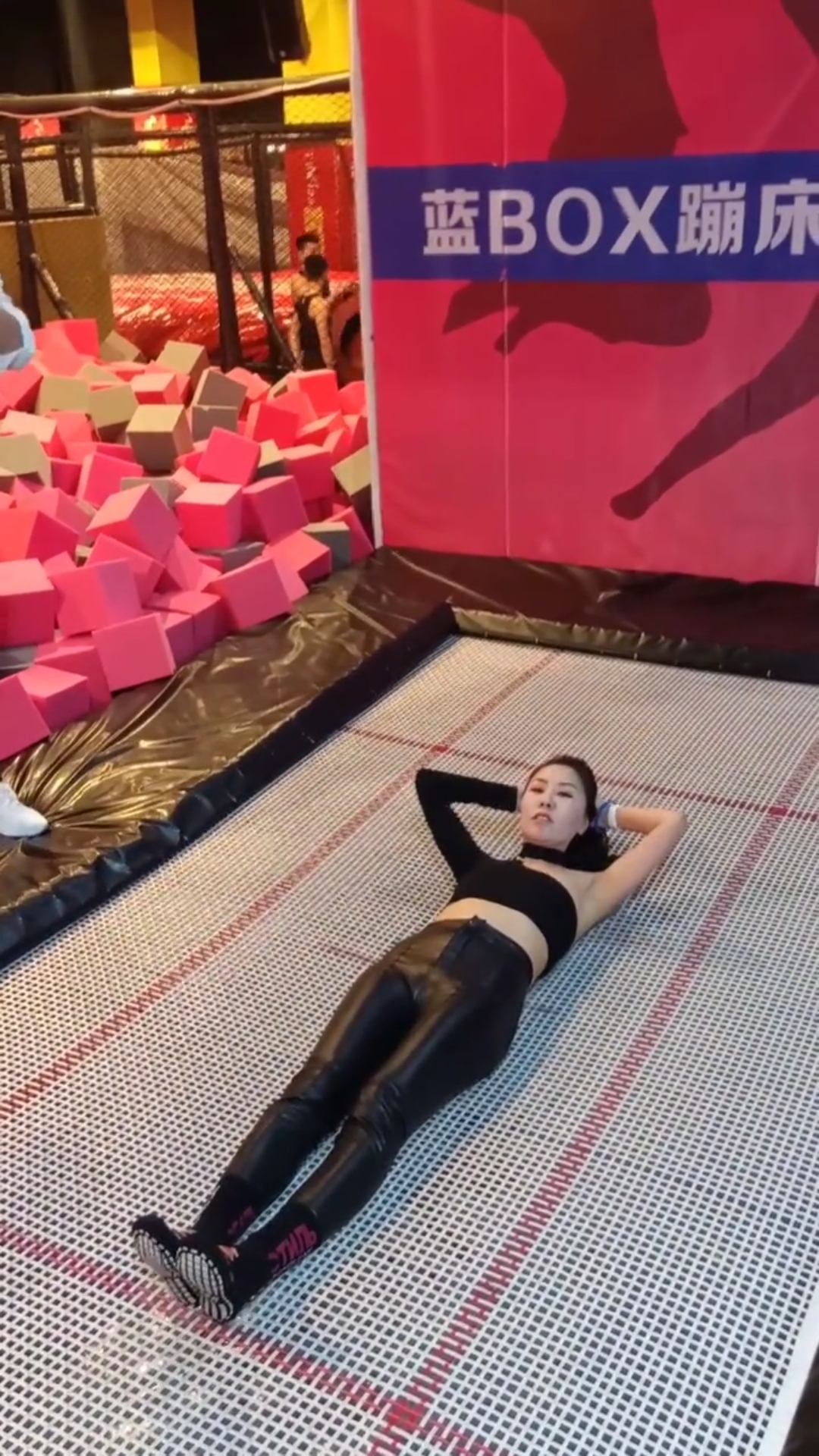 热门蹦床美女多#看到美女用得着这么猛吗?