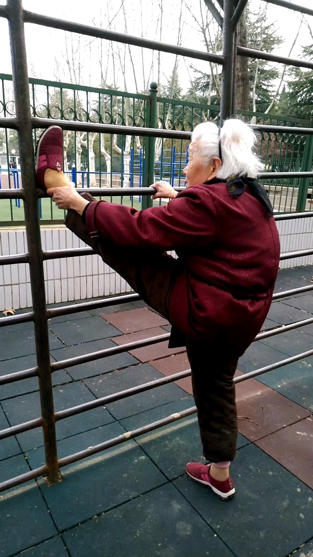 93岁的老太太每天坚持锻炼身体,眼不花耳不聋,还能自己做饭,真让人