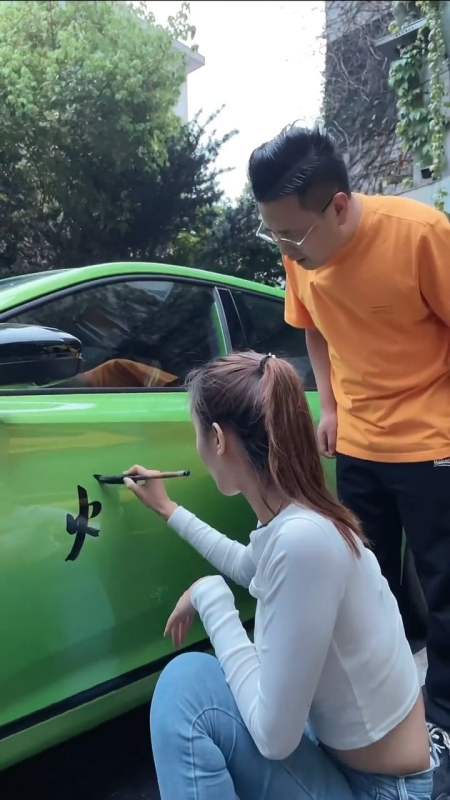 给吃垮北京车上写毛笔字全程被"爆赞"洗脑结尾惊现