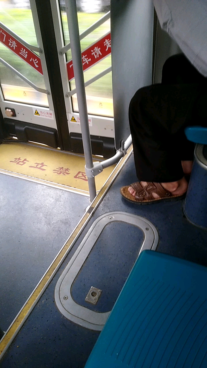 262路公交车上这位大叔的脚把人能熏死!