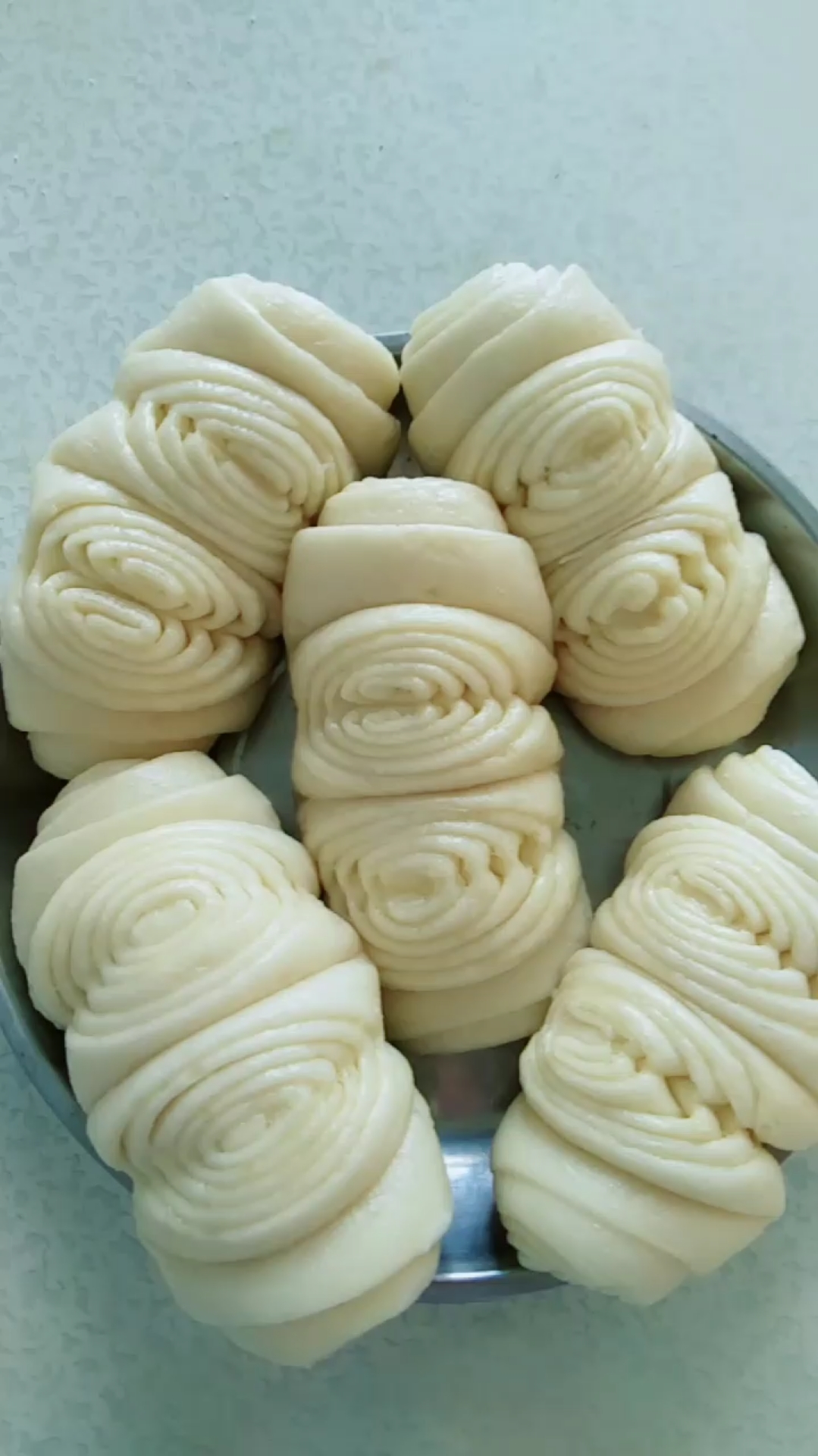 刚出锅的大花卷儿真漂亮.