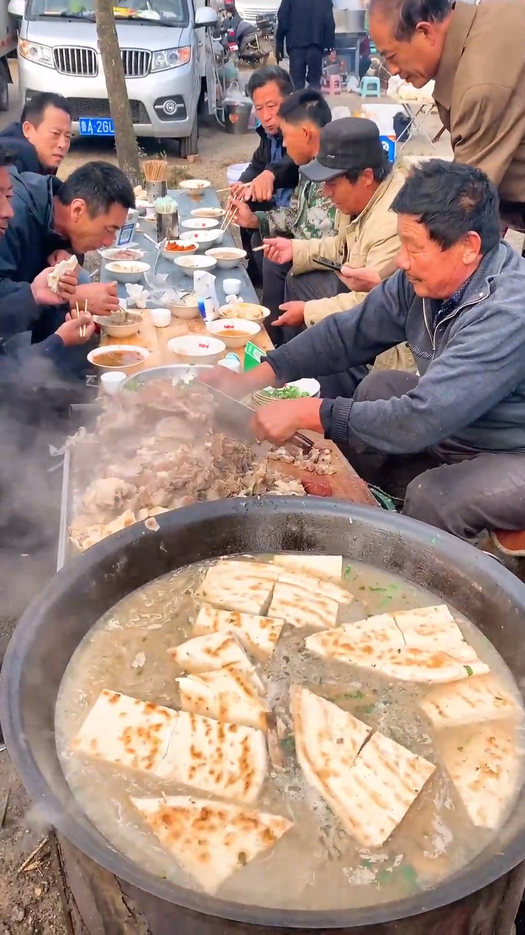 美食记#非物质文化遗产的泊里大集,羊汤是一绝,20一碗,饼和汤都免 !!